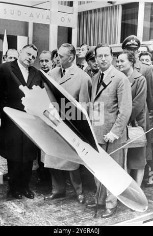 MINISTRE ALLEMAND DE LA DÉFENSE FRANZ JOSEF STRAUSS SZOWING MISSILE GUIDÉ ET ROQUETTES SS 11 AUTOPROPULSÉ FRANÇAIS ; 1ER MAI 1962 Banque D'Images