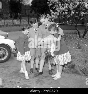 ENFANTS PRÉPARANT UNE CARTE SPÉCIALE POUR LE PILOTE STIRLING MOSS ; 28 AVRIL 1962 Banque D'Images