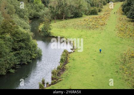 Promeneurs à Monsal Dale avec la rivière Wye qui traverse, Monsal, Peak District, Derbyshire, Angleterre Banque D'Images