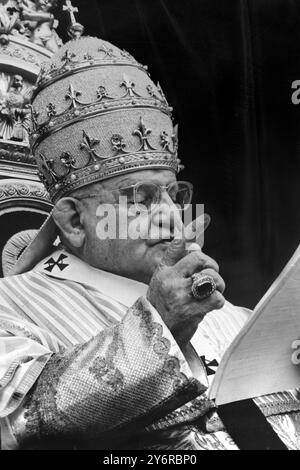 22 AVRIL 1962 SA SAINTETÉ LE PAPE JEAN XXIII LISANT SON DISCOURS DE PÂQUES DE LA LOGGIA CENTRALE DE ST. BASILIQUE PIERRE DANS LA CITÉ DU VATICAN, ROME, ITALIE. Banque D'Images