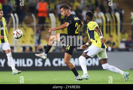 Istanbul, Turquie. 26 septembre 2024. Charles Vanhoutte de l'Union se bat pour le ballon lors d'un match de football entre la Fenerbahce SK turque et la Royale Union Saint-Gilloise belge à Istanbul, Turquie, le jeudi 26 septembre 2024, le jour d'ouverture de la phase de Ligue du tournoi de l'UEFA Europa League. BELGA PHOTO VIRGINIE LEFOUR crédit : Belga News Agency/Alamy Live News Banque D'Images