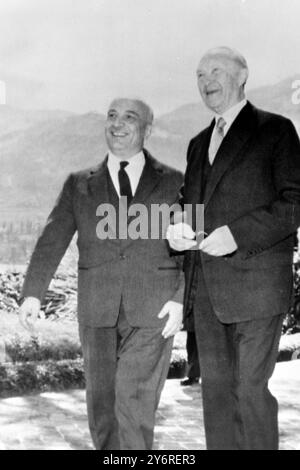 LE CHANCELIER OUEST-ALLEMAND KONRAD ADENAUER AVEC LE PREMIER MINISTRE ITALIEN AMINTORE FANFANI EN ITALIE ; 7 AVRIL 1962 Banque D'Images