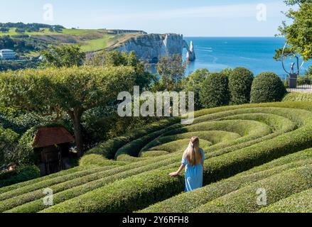 Jardins d'Etratat, avec haies topiaires. Situé au sommet d'une falaise surplombant la formation rocheuse de la porte d'aval en Normandie, dans le nord de la France. Banque D'Images