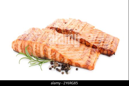 Délicieux filets de saumon grillés aux grains de poivre et au romarin isolés sur blanc Banque D'Images