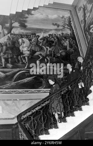 JOHN HOPE ET LA REINE INSPECTENT LA MURALE DE LA MAISON MALBOROUGH À LONDRES LE 28 MARS 1962 Banque D'Images