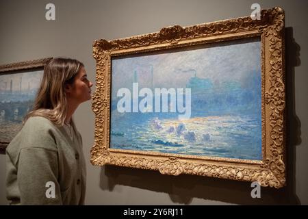 Londres, Angleterre, Royaume-Uni. 26 septembre 2024. Une femme regarde un tableau de Claude Monet lors de l'avant-première de l'exposition mettant en vedette les peintures impressionnistes de Londres de l'artiste à la Courtauld Gallery à Londres. (Crédit image : © Thomas Krych/ZUMA Press Wire) USAGE ÉDITORIAL SEULEMENT! Non destiné à UN USAGE commercial ! Banque D'Images