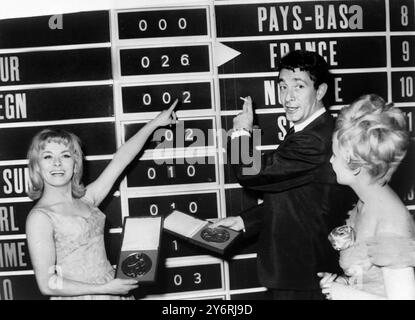 20 MARS 1962 ISABELLE AUBRET REMPORTE LE CONCOURS EUROVISION DE LA CHANSON POUR LA FRANCE, AVEC LA CHANSON 'PREMIER AMOUR'. PHOTO RECEVANT SA MÉDAILLE DE JEAN-CLAUDE PASCAL QUI A REMPORTÉ LE CONCOURS EUROVISION DE LA CHANSON 1961, LUXEMBOURG. Banque D'Images