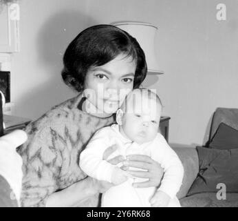 EARTHA KITT AVEC SA FILLE MACDONALD KITT À LONDRES / 13 MARS 1962 Banque D'Images