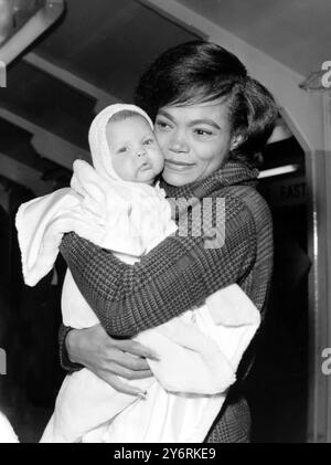 11 MARS 1962 EARTHA KITT LORS D'UNE RENCONTRE ÉMOTIONNELLE AVEC SA FILLE KITT MACDONALD QUI A ÉTÉ TRANSPORTÉE PAR AVION POUR ÊTRE AVEC SA MÈRE PENDANT QU'ELLE CONTINUE LE CABARET. AÉROPORT DE LONDRES, ANGLETERRE. Banque D'Images