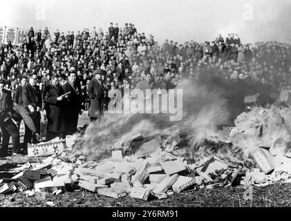 6 MARS 1962 - - 17000 DOLLARS AMÉRICAINS DE MARCHANDISES ÉTRANGÈRES SONT BRÛLÉS DANS LE BUT DE RÉPRIMER LA CONTREBANDE ET LE COMMERCE SUR LE MARCHÉ NOIR À SÉOUL, EN CORÉE DU SUD. Banque D'Images