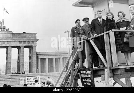 ROBERT KENNEDY AVEC WILLY BRANDT, MAIRE DE BERLIN-OUEST, À LA PORTE DE BRANDEBOURG À BERLIN / 23 FÉVRIER 1962 Banque D'Images