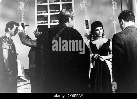 REX HARRISON, ELIZABETH TAYLOR ET RICHARD BURTON AVEC JOSEPH MANKIEWICZ FILMANT CLEOPATRA / 23 FÉVRIER 1962 Banque D'Images