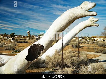 Les ruines abandonnées de dinosaures en béton dans Apple Valley, en Californie, sont un spectacle fascinant et étrange. Créés dans les années 1970 par Lonnie Coffman pour un mini-golf qui n’a jamais été achevé, ces dinosaures ont été laissés se détériorer dans le désert. Banque D'Images