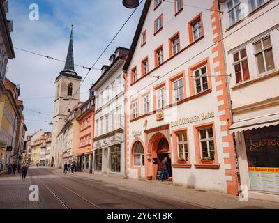 Erfurt, Allemagne - 21 mai 2023 : Rue étroite avec des voies de tramway en direction de la place principale de la ville Banque D'Images