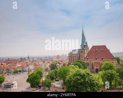 Erfurt, Allemagne - 21 mai 2023 : citadelle historique d'Erfurt et vue sur le centre-ville, le patrimoine historique. Banque D'Images