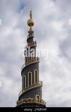 Tour en forme de tire-bouchon de l'église évangélique luthérienne du Sauveur, devant Frelsers Kirke, Christianshavn, Copenhague, Danemark, Europe Banque D'Images