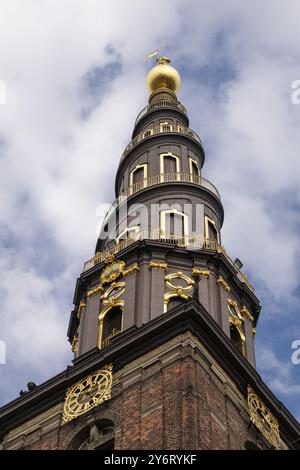 Tour en forme de tire-bouchon de l'église évangélique luthérienne du Sauveur, devant Frelsers Kirke, Christianshavn, Copenhague, Danemark, Europe Banque D'Images