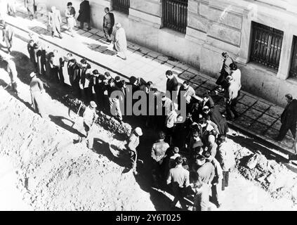 ARCHÉOLOGUE OBJETS ANCIENS TROUVÉS PAR LES OUVRIERS DE LA ROUTE ATHÈNES 2 FÉVRIER 1962 Banque D'Images