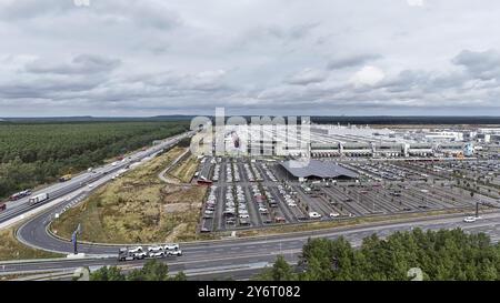 Tesla Giga Factory sur l'autoroute A10, au centre de l'image se trouve un système photovoltaïque au-dessus d'une station de recharge pour véhicules électriques, Gruenhei Banque D'Images