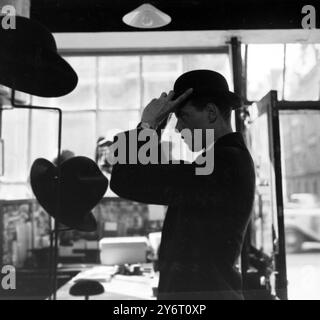 ST JAMES STREET HAT SHOP LONDRES 30 JANVIER 1962 Banque D'Images