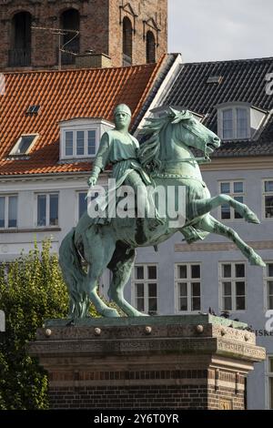 Monument, sculpture en bronze, statue équestre d'Absalon de Lund, évêque de Roskilde, par Vilhelm Bissen, Hojbro Plads, Copenhague, Danemark, Europe Banque D'Images