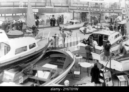 BATEAUX BRITANNIQUES AU PREMIER SALON NAUTIQUE INTERNATIONAL À GÊNES, ITALIE 30 JANVIER 1962 Banque D'Images