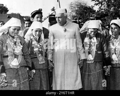 LE PREMIER MINISTRE INDIEN JAWAHARLAL NEHRU PORTANT UN CHAPEAU HIMALAYEN 26 JANVIER 1962 Banque D'Images