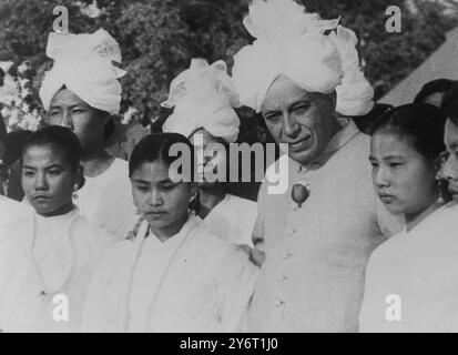 LE PREMIER MINISTRE INDIEN JAWAHARLAL NEHRU PORTANT UN CHAPEAU TURBAN 26 JANVIER 1962 Banque D'Images