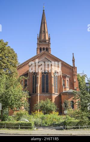 Fenêtres d'église en bouteilles de gin, Zwoelf-Apostel-Kirche, an der Apostelkirche, Schoeneberg, Berlin, Allemagne, Europe Banque D'Images