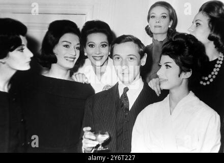 25 JANVIER 1962 LE CRÉATEUR DE MODE MARC BOHAN AVEC DES MANNEQUINS APRÈS LA GAMME PRINTEMPS/ÉTÉ 1962 CHRISTIAN DIOR EST EXPOSÉ À PARIS, FRANCE. Banque D'Images