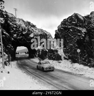 RALLYE AUTOMOBILE MONTE CARLO GB ENTREE JAGUAR PASSE LE COL DE LA SCHULUCHT LE 24 JANVIER 1962 Banque D'Images