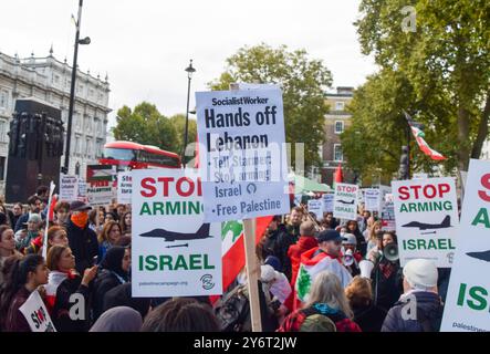 Londres, Royaume-Uni. 26 septembre 2024. Les manifestants se rassemblent devant Downing Street appelant le gouvernement britannique à cesser d'armer Israël, alors qu'Israël attaque le Liban et poursuit sa guerre à Gaza. Crédit : Vuk Valcic/Alamy Live News Banque D'Images