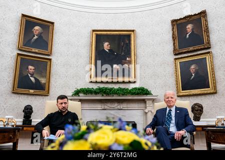 Washington, États-Unis. 26 septembre 2024. Le président Joe Biden rencontre le président ukrainien Volodymyr Zelenskiy dans le bureau ovale de la Maison Blanche à Washington, DC, le jeudi 26 septembre 2024. Biden a annoncé jeudi une aide militaire de 2,4 milliards de dollars pour l’Ukraine et prévoit de convoquer une réunion des principaux alliés au niveau des dirigeants pour coordonner un soutien supplémentaire lors de sa visite en Allemagne le mois prochain. Photo par Al Drago/UPI crédit : UPI/Alamy Live News Banque D'Images