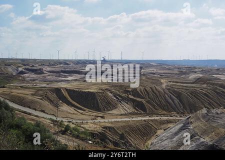 Vue sur la mine de lignite à ciel ouvert de Garzweiler, zone minière rhénane de lignite, Allemagne, Europe Banque D'Images