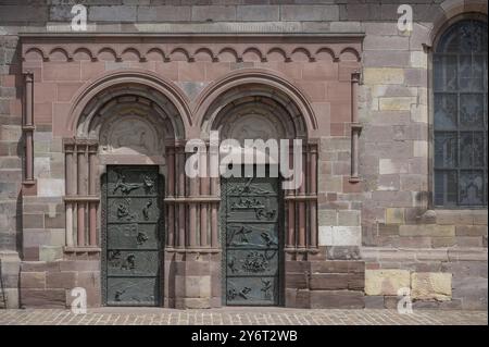 Portails d'entrée de la Maison notre-Dame de Villingen, avec portes modernes, Villingen-Schwenningen, Bade-Wuerttemberg, Allemagne, Europe Banque D'Images