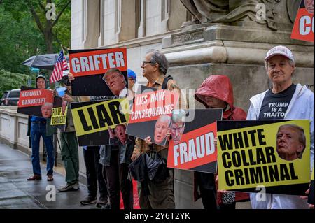 ÉTATS-UNIS. 26 septembre 2024. Le 26 septembre, 2024 membres du groupe activiste se lèvent et résistent et alliés se sont rassemblés devant la Cour de la Division d'appel, premier département judiciaire de Manhattan, où Donald Trump fait appel du jugement de 454 000 000 $ dans l'affaire de fraude civile où Trump et son entreprise ont gonflé la valeur de leurs propriétés pour obtenir des transactions commerciales plus favorables et refléter une valeur nette plus élevée pour Trump. (Photo par Erik McGregor/Sipa USA) crédit : Sipa USA/Alamy Live News Banque D'Images