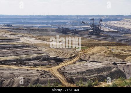 Vue sur la mine de lignite à ciel ouvert Garzweiler avec grande pelle hydraulique, zone minière de lignite rhénane, Allemagne, Europe Banque D'Images