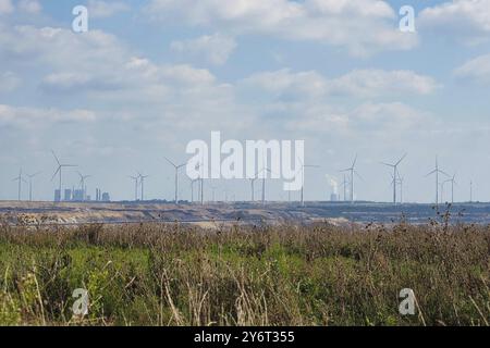 Vue sur la mine de lignite à ciel ouvert de Garzweiler, avec des éoliennes et une centrale électrique derrière, zone minière rhénane de lignite, Allemagne, Europe Banque D'Images