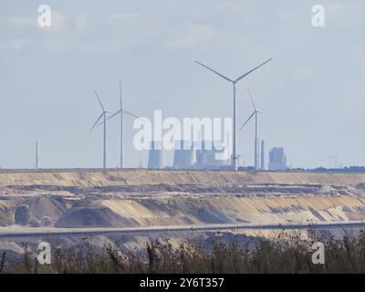 Vue sur la mine de lignite à ciel ouvert de Garzweiler, avec des éoliennes et une centrale électrique derrière, zone minière rhénane de lignite, Allemagne, Europe Banque D'Images