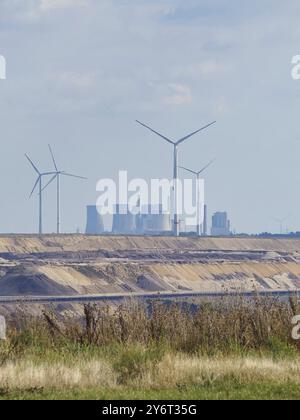 Vue sur la mine de lignite à ciel ouvert de Garzweiler, avec des éoliennes et une centrale électrique derrière, zone minière rhénane de lignite, Allemagne, Europe Banque D'Images