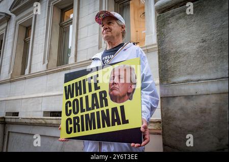 ÉTATS-UNIS. 26 septembre 2024. Le 26 septembre, 2024 membres du groupe activiste se lèvent et résistent et alliés se sont rassemblés devant la Cour de la Division d'appel, premier département judiciaire de Manhattan, où Donald Trump fait appel du jugement de 454 000 000 $ dans l'affaire de fraude civile où Trump et son entreprise ont gonflé la valeur de leurs propriétés pour obtenir des transactions commerciales plus favorables et refléter une valeur nette plus élevée pour Trump. (Photo par Erik McGregor/Sipa USA) crédit : Sipa USA/Alamy Live News Banque D'Images