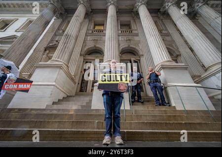 ÉTATS-UNIS. 26 septembre 2024. Le 26 septembre, 2024 membres du groupe activiste se lèvent et résistent et alliés se sont rassemblés devant la Cour de la Division d'appel, premier département judiciaire de Manhattan, où Donald Trump fait appel du jugement de 454 000 000 $ dans l'affaire de fraude civile où Trump et son entreprise ont gonflé la valeur de leurs propriétés pour obtenir des transactions commerciales plus favorables et refléter une valeur nette plus élevée pour Trump. (Photo par Erik McGregor/Sipa USA) crédit : Sipa USA/Alamy Live News Banque D'Images