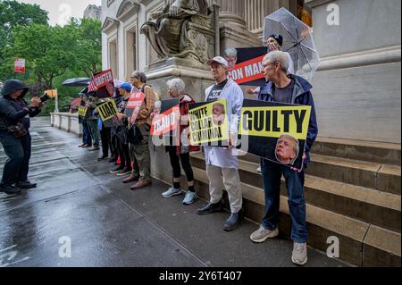 ÉTATS-UNIS. 26 septembre 2024. Le 26 septembre, 2024 membres du groupe activiste se lèvent et résistent et alliés se sont rassemblés devant la Cour de la Division d'appel, premier département judiciaire de Manhattan, où Donald Trump fait appel du jugement de 454 000 000 $ dans l'affaire de fraude civile où Trump et son entreprise ont gonflé la valeur de leurs propriétés pour obtenir des transactions commerciales plus favorables et refléter une valeur nette plus élevée pour Trump. (Photo par Erik McGregor/Sipa USA) crédit : Sipa USA/Alamy Live News Banque D'Images