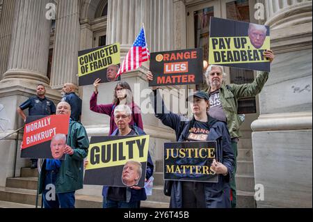 ÉTATS-UNIS. 26 septembre 2024. Le 26 septembre, 2024 membres du groupe activiste se lèvent et résistent et alliés se sont rassemblés devant la Cour de la Division d'appel, premier département judiciaire de Manhattan, où Donald Trump fait appel du jugement de 454 000 000 $ dans l'affaire de fraude civile où Trump et son entreprise ont gonflé la valeur de leurs propriétés pour obtenir des transactions commerciales plus favorables et refléter une valeur nette plus élevée pour Trump. (Photo par Erik McGregor/Sipa USA) crédit : Sipa USA/Alamy Live News Banque D'Images