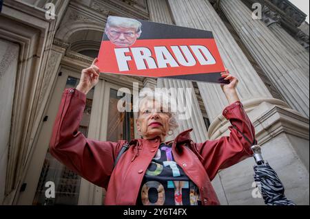 ÉTATS-UNIS. 26 septembre 2024. Le 26 septembre, 2024 membres du groupe activiste se lèvent et résistent et alliés se sont rassemblés devant la Cour de la Division d'appel, premier département judiciaire de Manhattan, où Donald Trump fait appel du jugement de 454 000 000 $ dans l'affaire de fraude civile où Trump et son entreprise ont gonflé la valeur de leurs propriétés pour obtenir des transactions commerciales plus favorables et refléter une valeur nette plus élevée pour Trump. (Photo par Erik McGregor/Sipa USA) crédit : Sipa USA/Alamy Live News Banque D'Images