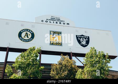 Oakland A's et Oakland Raiders signent au Oakland Alameda County Coliseum | Oakland, Californie 2019 Banque D'Images