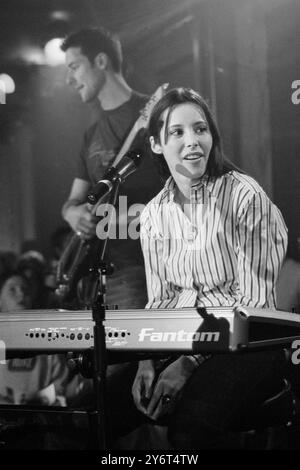 NERINA Pallot, JEUNE, ÉMISSION de télévision, 2001 : la chanteuse-compositrice Nerina Pallot apparaissant pour promouvoir son premier album 'Dear frustrated Superstar' dans l'émission de télévision musicale d'ITV Pop Factory à Porth, pays de Galles, Royaume-Uni le 1er septembre 2001. Photo : Rob Watkins. INFO : Nerina Pallot est une chanteuse-compositrice britannique connue pour sa voix émotive et ses paroles introspectives. Mêlant influences pop, folk et rock, sa musique explore les thèmes de l'amour, de la vie et de la croissance personnelle. Les chansons notables incluent Sophia et Everybody's Gone to War. Banque D'Images