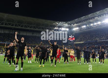 Istanbul, Turquie. 26 septembre 2024. Les joueurs de l'Union semblent déçus après avoir perdu un match de football entre la Fenerbahce SK turque et la Royale Union Saint-Gilloise belge à Istanbul, Turquie, le jeudi 26 septembre 2024, le jour d'ouverture de la phase de Ligue du tournoi de l'UEFA Europa League. BELGA PHOTO VIRGINIE LEFOUR crédit : Belga News Agency/Alamy Live News Banque D'Images