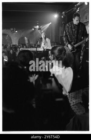 NERINA Pallot, JEUNE, ÉMISSION de télévision, 2001 : la vue de l'ensemble de la télévision, de la foule et du studio en tant que chanteuse-compositrice Nerina Pallot apparaissant pour promouvoir son premier album 'Dear frustrated Superstar' dans l'émission de télévision musicale Pop Factory d'ITV à Porth, pays de Galles, Royaume-Uni le 1er septembre 2001. Photo : Rob Watkins. INFO : Nerina Pallot est une chanteuse-compositrice britannique connue pour sa voix émotive et ses paroles introspectives. Mêlant influences pop, folk et rock, sa musique explore les thèmes de l'amour, de la vie et de la croissance personnelle. Les chansons notables incluent Sophia et Everybody's Gone to War. Banque D'Images