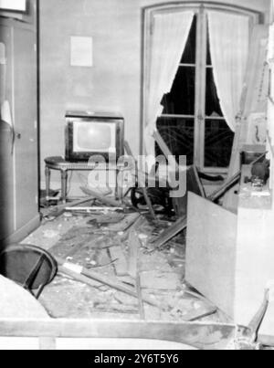 8 JANVIER 1962 L'INTÉRIEUR DE L'APPARTEMENT DE JEAN PAUL SARTRE APRÈS L'EXPLOSION D'UNE BOMBE DE L'OEA. SARTRE N'ÉTAIT PAS DANS L'APPARTEMENT QUAND IL EST PARTI. PARIS, FRANCE. Banque D'Images